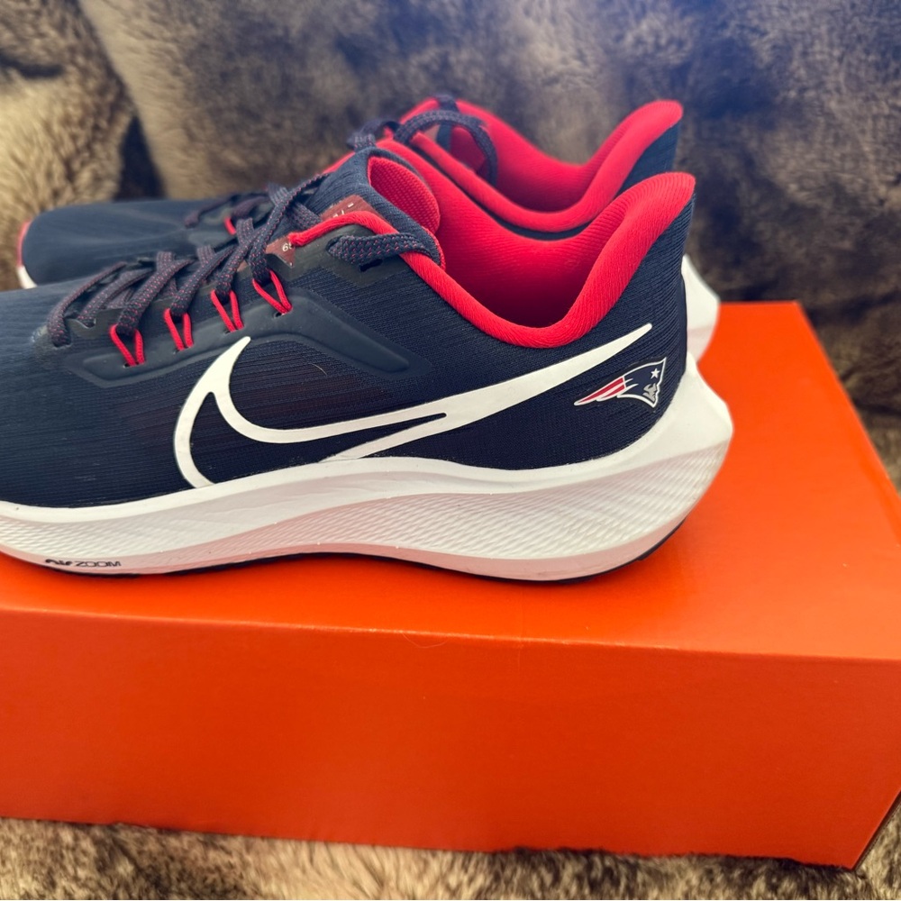 Nike Patriots Football Navy and Red Running Shoes, Unisex